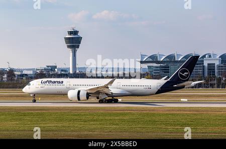 Lufthansa Ein Airbus A350-941 von Lufthansa landet auf der Sübahn des Flughafen München. Immatrikulation des Langstreckenflugzeug D-AIXC. München, Deutschland, 06.04.2023 *** Lufthansa An Airbus A350 941 from Lufthansa lands on the runway at Munich Airport Registration of the long-haul aircraft D AIXC Munich, Germany, 06 04 2023 Stock Photo