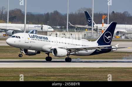 Lufthansa Ein Airbus A320-214 von Lufthansa startet von der Südstartbahn des Flughafen München. Registration D-AIZA. München, Deutschland, 07.04.2023 *** Lufthansa An Airbus A320 214 from Lufthansa takes off from the south runway of Munich Airport Registration D AIZA Munich, Germany, 07 04 2023 Stock Photo