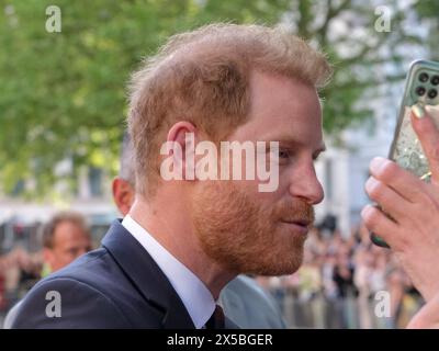 London, UK, 8th May 2024. Prince Harry, the Duke of Sussex leaves St Paul's Cathedral after the a service for the 10th anniversary of the Invictus Games. The Duke of Sussex waved and greeted the crowd assembled outside. Credit: Eleventh Hour Photography/Alamy Live News Stock Photo