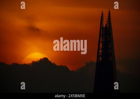 London, UK. 8th May, 2024. UK Weather: Dramatic Wednesday evening sun sets over the city with The Shard skyscraper building in view. Saturday could be hottest day of the year so far as temperatures set to hit 26C. Forecasters say temperatures will build throughout the week before coming to a head over the weekend, with mostly clear conditions expected across UK. Credit: Guy Corbishley/Alamy Live News Stock Photo