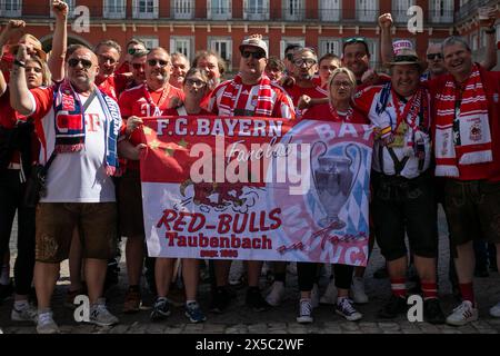 Madrid, Spain. 08th May, 2024. A group of fans of the German club Bayern Munich carry a banner in Madrid's Plaza Mayor. Fans of the German soccer club, Bayern Munich, gathered in the Plaza Mayor in Madrid before a match against Real Madrid at the Santioago Bernabeu Stadium. (Photo by David Canales/SOPA Images/Sipa USA) Credit: Sipa USA/Alamy Live News Stock Photo