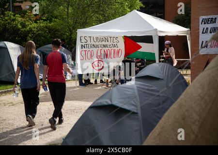 Madrid, Madrid, Spain. 8th May, 2024. Students camped against the Genocide in Gaza during the campus of the Complutense University of Madrid. (Credit Image: © Fer Capdepon Arroyo/Pacific Press via ZUMA Press Wire) EDITORIAL USAGE ONLY! Not for Commercial USAGE! Stock Photo