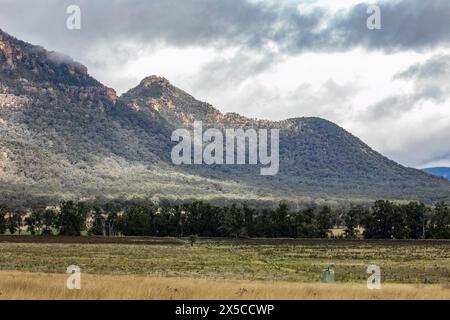 Capertee Valley and the stunning sandstone cliffs in Wollemi national park, UNESCO world heritage site, Regional New South Wales,Australia Stock Photo