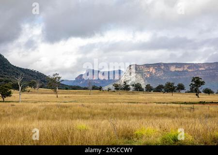 Capertee Valley and the stunning sandstone cliffs in Wollemi national park, UNESCO world heritage site, Regional New South Wales,Australia Stock Photo