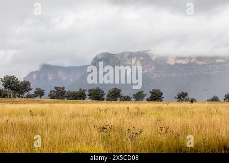 Capertee Valley and the stunning sandstone cliffs in Wollemi national park, UNESCO world heritage site, Regional New South Wales,Australia Stock Photo