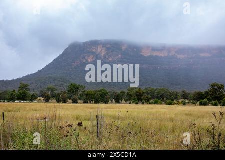 Capertee Valley and the stunning sandstone cliffs in Wollemi national park, UNESCO world heritage site, Regional New South Wales,Australia Stock Photo