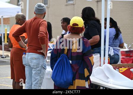 South Holland, United States. 04th May, 2024. Residents partake in food tasting at the Cinco de Mayo event in South Holland, Illinois. Cinco de Mayo in Thornton Township is a festive celebration of community and culture. With a colorful array of activities like mariachi music, dance, and family fun, the event was more than just a party. The event was a gathering of unity and kept the community informed. Hundreds of residents attended the special occasion. (Photo by Kyle Mazza/SOPA Images/Sipa USA) Credit: Sipa USA/Alamy Live News Stock Photo