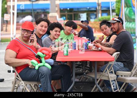 South Holland, United States. 04th May, 2024. Residents partake in food tasting at the Cinco de Mayo event in South Holland, Illinois. Cinco de Mayo in Thornton Township is a festive celebration of community and culture. With a colorful array of activities like mariachi music, dance, and family fun, the event was more than just a party. The event was a gathering of unity and kept the community informed. Hundreds of residents attended the special occasion. (Photo by Kyle Mazza/SOPA Images/Sipa USA) Credit: Sipa USA/Alamy Live News Stock Photo