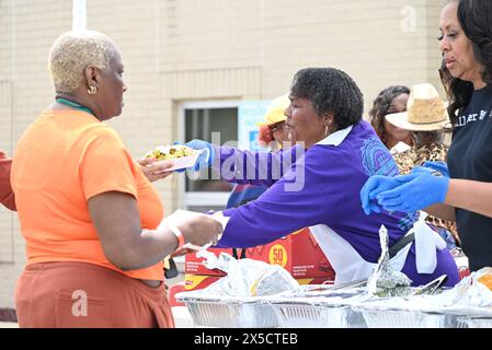 South Holland, United States. 04th May, 2024. Residents partake in food tasting at the Cinco de Mayo event in South Holland, Illinois. Cinco de Mayo in Thornton Township is a festive celebration of community and culture. With a colorful array of activities like mariachi music, dance, and family fun, the event was more than just a party. The event was a gathering of unity and kept the community informed. Hundreds of residents attended the special occasion. Credit: SOPA Images Limited/Alamy Live News Stock Photo