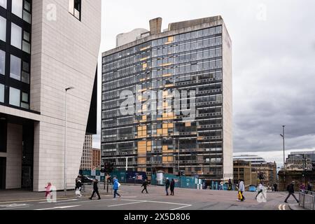 Met Tower Glasgow in state of disrepair (opposite side to the People Make Glasgow sign) with broken boarded up windows, Glasgow, Scotland, UK Stock Photo