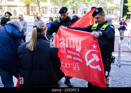 Berlin, Germany. 09th May, 2024. Police officers check visitors' flags for prohibited symbols at the entrance to the Soviet memorial in Treptower Park. May 8 and 9 marks the 79th anniversary of the liberation from National Socialism. Credit: Christoph Soeder/dpa/Alamy Live News Stock Photo
