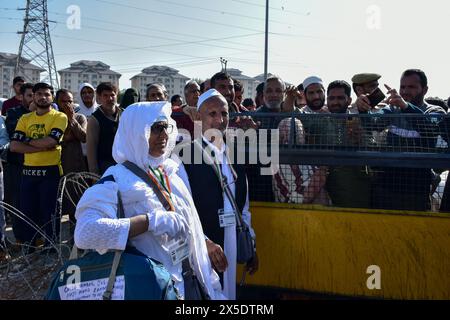 Srinagar, India. 09th May, 2024. Kashmiri Muslim pilgrims leave for the annual hajj pilgrimage to the holy city of Mecca in Srinagar.The first batch of pilgrims from Srinagar departed for Madinah in Saudi Arabia on Thursday to perform the annual Hajj. A total of 7,008 Hajj pilgrims from Jammu and Kashmir will be embarking on the holy journey to Mecca and Madinah this year. (Photo by Saqib Majeed/SOPA Images/Sipa USA) Credit: Sipa USA/Alamy Live News Stock Photo