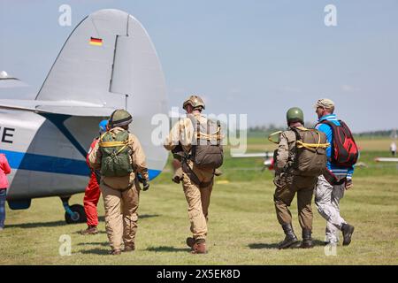 Ballenstedt, Germany. 09th May, 2024. Parachutists wait for their mission at Ballenstedt airfield. The airfield hosted an open day on Ascension Day. Thousands of visitors experienced flight demonstrations and parachute jumps by participating pilots throughout the day. Credit: Matthias Bein/dpa/ZB/dpa/Alamy Live News Stock Photo
