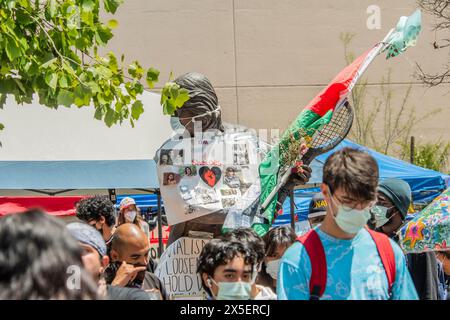 Los Angeles, United States. 08th May, 2024. A group called Students for Palestine Justice set up the camp with the goal of defending Gaza; Some university students complained about the blocking of areas on campus. Cal State University Los Angeles authorities issued a statement in which they expressed that, while they support freedom of expression, the demonstrations have been associated with graffiti, including anti-Semitic messages, in addition to a blockade of access to the campus. (Photo by Alberto Sibaja/Pacific Press) Credit: Pacific Press Media Production Corp./Alamy Live News Stock Photo