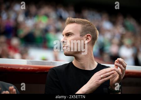 Cologne, Germany. 09th May, 2024. Soccer, Women: DFB Cup, VfL Wolfsburg - Bayern Munich, final, RheinEnergieStadion. Wolfsburg coach Tommy Stroot stands at the bench. Credit: Fabian Strauch/dpa - IMPORTANT NOTE: In accordance with the regulations of the DFL German Football League and the DFB German Football Association, it is prohibited to utilize or have utilized photographs taken in the stadium and/or of the match in the form of sequential images and/or video-like photo series./dpa/Alamy Live News Stock Photo