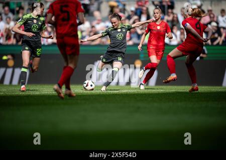 Cologne, Germany. 09th May, 2024. Soccer, Women: DFB Cup, VfL Wolfsburg - Bayern Munich, Final, RheinEnergieStadion. Wolfsburg's Ewa Pajor (M) shoots at goal. Credit: Fabian Strauch/dpa - IMPORTANT NOTE: In accordance with the regulations of the DFL German Football League and the DFB German Football Association, it is prohibited to utilize or have utilized photographs taken in the stadium and/or of the match in the form of sequential images and/or video-like photo series./dpa/Alamy Live News Stock Photo