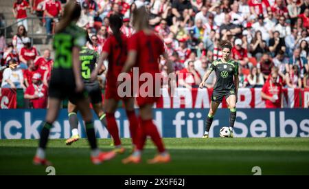 Cologne, Germany. 09th May, 2024. Soccer, Women: DFB Cup, VfL Wolfsburg - Bayern Munich, final, RheinEnergieStadion. Wolfsburg's Dominique Janssen (r) on the ball. Credit: Fabian Strauch/dpa - IMPORTANT NOTE: In accordance with the regulations of the DFL German Football League and the DFB German Football Association, it is prohibited to utilize or have utilized photographs taken in the stadium and/or of the match in the form of sequential images and/or video-like photo series./dpa/Alamy Live News Stock Photo