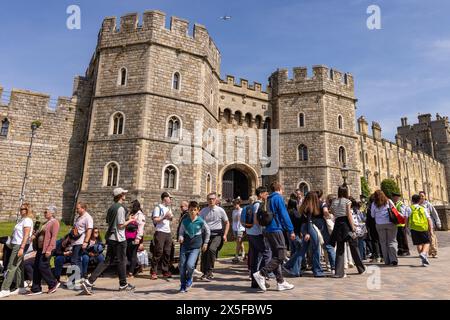 Windsor, UK. 9th May, 2024. Tourists come and go from Windsor Castle. The Crown Estate in Windsor was the third most visited tourist attraction in the Stock Photo