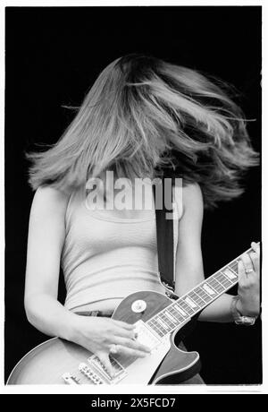 THE DONNAS, YOUNG, READING FESTIVAL, 1999: Guitarist Allison Robertson from all-girl rock band The Donnas playing on the Main Stage at Reading Festival, Reading, UK on 27 August 1999. Photo: Rob Watkins. INFO: The Donnas, an American all-female rock band formed in Palo Alto, California, in 1993, gained fame for their energetic punk rock sound and rebellious attitude. Hits like 'Take It Off' and 'Fall Behind Me' cemented their status as icons of the early 2000s rock scene. Stock Photo