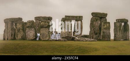 Druids celebrating the summer solstice at a rather cloudy & misty Stonehenge Stock Photo