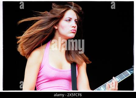 THE DONNAS, YOUNG, READING FESTIVAL, 1999: Guitarist Allison Robertson from all-girl rock band The Donnas playing on the Main Stage at Reading Festival, Reading, UK on 27 August 1999. Photo: Rob Watkins. INFO: The Donnas, an American all-female rock band formed in Palo Alto, California, in 1993, gained fame for their energetic punk rock sound and rebellious attitude. Hits like 'Take It Off' and 'Fall Behind Me' cemented their status as icons of the early 2000s rock scene. Stock Photo