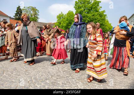 Brugge, Belgium. 09th May, 2024. volunteers are dressed up as historical people during the Holy Blood Procession (Heilige Bloedprocessie - Procession Saint-Sang) event, on Thursday 09 May 2024 in Brugge. During the procession, the relic of the Holy blood is carried from the Holy blood basilica to the Holy Saviour cathedral through the city center of Bruges. BELGA PHOTO KURT DESPLENTER Credit: Belga News Agency/Alamy Live News Stock Photo