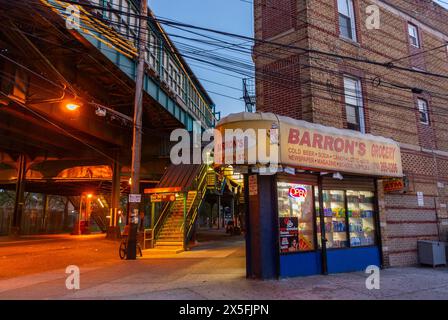 New York City, NY, USA, Retro Store Fronts, Grocery Store, Street Scenes Night, in Brooklyn, Gravesend Neighborhood, Overhead Subway Stock Photo