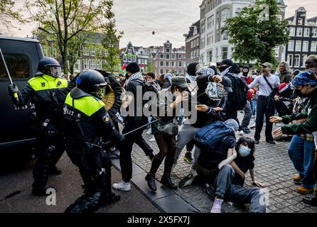 AMSTERDAM - Protesters clash with the Mobile Unit (ME) on the Spui during a protest march in solidarity with pro-Palestinian students who were removed by the police during previous protests at the Roeterseiland campus and the Binnengasthuis site. The students demand, among other things, that the university sever all ties with Israel. ANP RAMON VAN FLYMEN netherlands out - belgium out Stock Photo