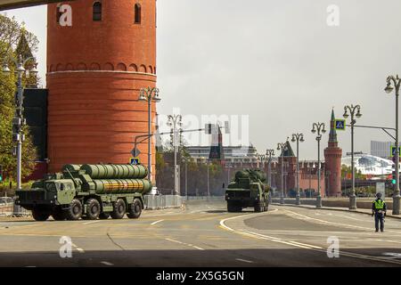 Moscow, Russia. 09th May, 2024. S-400, NATO reporting name SA-21 Growler, a mobile†surface-to-air missile system is seen next to the Kremlin wall as it leaves the Red Square immediately after the Victory Day parade. The Victory Day is celebrated annually on May 9. Besides its symbolic meaning, it has been a tool to demonstrate Russia's new weaponry to potential adversaries. Credit: SOPA Images Limited/Alamy Live News Stock Photo