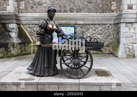 DUBLIN, IRELAND - 25 MARCH 2023: The iconic bronze statue of fictional fishmonger Molly Malone on Suffolk Street. Stock Photo