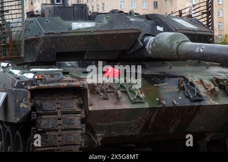 Moscow, Russia. 9th of May, 2024. German-made Leopard 2A6 main battle tank , which was seized by Russian troops in Ukraine, is displayed at the Victory park WWII memorial complex in Moscow, Russia. The Russian Defence Ministry's exhibition featuring over 30 items of military hardware, opens in Victory Park on May 1st. Stock Photo