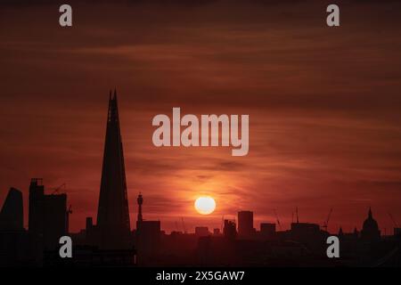 London, UK. 9th May, 2024. UK Weather: Dramatic Thursday evening Shard skyscraper sun set over the city. Forthcoming Saturday could be hottest day of the year so far. Forecasters say temperatures will build throughout the week before coming to a head over the weekend, with mostly clear conditions expected across UK. Credit: Guy Corbishley/Alamy Live News Stock Photo