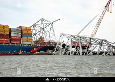 Dundalk, United States of America. 03 May, 2024. Salvage crews use the ...