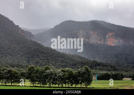 Capertee Valley and the stunning sandstone cliffs in Wollemi national park, UNESCO world heritage site, Regional New South Wales,Australia Stock Photo