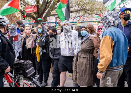 Toronto, Canada. 08th May, 2024. Pro-Palestinian protestors form a human chain during the demonstration. Pro-Palestinian and Pro-Israel protesters at the University of Toronto outside student encampment occupying King College Circle. Advocating for Palestinian rights, students and faculty displayed banners depicting the plight of Palestinians, anti-Zionist and anti-Israel messages, while pro-Israel protests involved students and supporters in waving Israeli flags, and engaging in dialogues to defend Israel's actions and policies. Credit: SOPA Images Limited/Alamy Live News Stock Photo