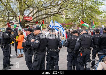 Toronto, Canada. 08th May, 2024. Additional police arrives during the pro-Palestinian and pro-Israel protest. Pro-Palestinian and Pro-Israel protesters at the University of Toronto outside student encampment occupying King College Circle. Advocating for Palestinian rights, students and faculty displayed banners depicting the plight of Palestinians, anti-Zionist and anti-Israel messages, while pro-Israel protests involved students and supporters in waving Israeli flags, and engaging in dialogues to defend Israel's actions and policies. Credit: SOPA Images Limited/Alamy Live News Stock Photo