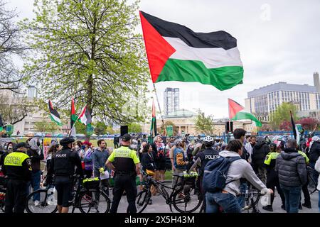 Toronto, Canada. 08th May, 2024. A giant Palestine flag is being waved during the pro-Palestinian and pro-Israel protest. Pro-Palestinian and Pro-Israel protesters at the University of Toronto outside student encampment occupying King College Circle. Advocating for Palestinian rights, students and faculty displayed banners depicting the plight of Palestinians, anti-Zionist and anti-Israel messages, while pro-Israel protests involved students and supporters in waving Israeli flags, and engaging in dialogues to defend Israel's actions and policies. Credit: SOPA Images Limited/Alamy Live News Stock Photo