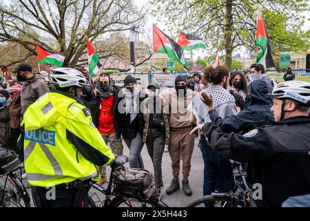 Toronto, Canada. 08th May, 2024. Pro-Palestinian protestors form a human chain during the demonstration. Pro-Palestinian and Pro-Israel protesters at the University of Toronto outside student encampment occupying King College Circle. Advocating for Palestinian rights, students and faculty displayed banners depicting the plight of Palestinians, anti-Zionist and anti-Israel messages, while pro-Israel protests involved students and supporters in waving Israeli flags, and engaging in dialogues to defend Israel's actions and policies. Credit: SOPA Images Limited/Alamy Live News Stock Photo