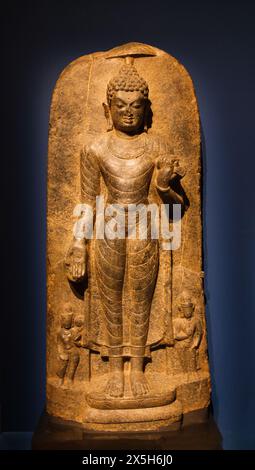 Singapore: Pala dynasty (750 - 1161 CE) stone Buddha flanked by bodhisattvas Avalokiteshvara and Maitreya, Asian Civilisations Museum, Empress Place Building.  The Pala Empire, one of the major middle kingdoms of India, existed from 750–1174 CE. It was ruled by a Buddhist dynasty from Bengal in the eastern region of the Indian subcontinent, all the rulers bearing names ending with the suffix Pala. Stock Photo