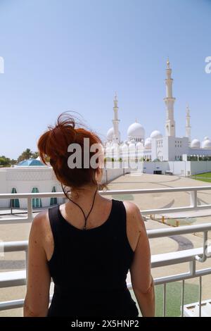 Woman enjoying the view of Sheikh Zayed Grand Mosque, Abu Dhabi, United Arab Emirates Stock Photo