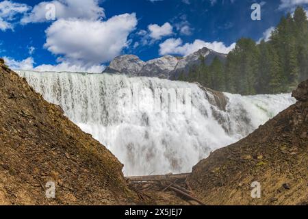 Canada, British Columbia, Yoho National Park. Wapta Falls in Kicking horse River. Stock Photo