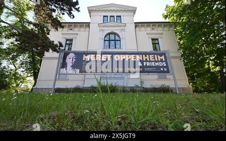Apolda, Germany. 10th May, 2024. A banner in front of the Kunsthaus Apolda Avantgarde advertises the exhibition 'Meret Oppenheim & Friends'. The exhibition presents over 150 works by Meret Oppenheim (1913-1985) as well as other representatives of French Surrealism and her Swiss circle. It can be seen from May 12 to August 18. Credit: Martin Schutt/dpa/Alamy Live News Stock Photo