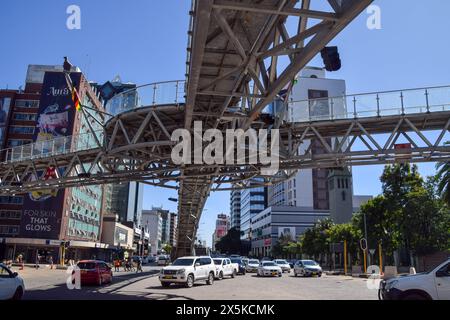 Harare, Zimbabwe, 21st April 2024: Pedestrian bridge with the statue of Mbuya Nehanda in Harare city centre, daytime view. Credit: Vuk Valcic/Alamy Stock Photo