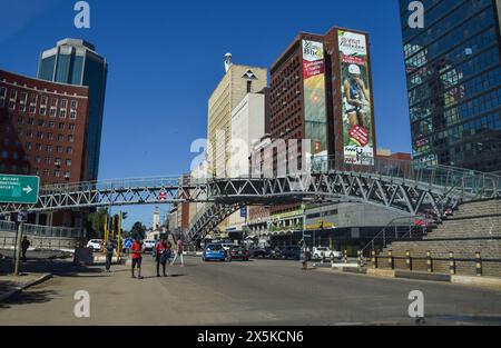 Harare, Zimbabwe, 21st April 2024: Pedestrian bridge with the statue of Mbuya Nehanda in Harare city centre, daytime view. Credit: Vuk Valcic/Alamy Stock Photo