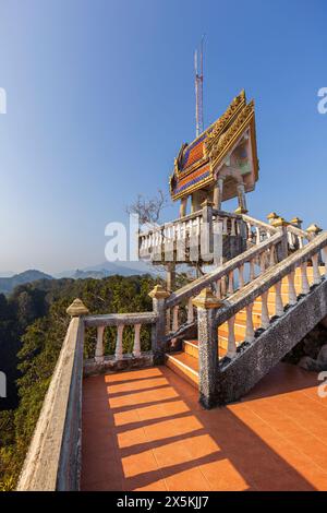 Scenic view of the surrounding area and a small pagoda on top of the mountain at the Tiger Cave Temple (Wat Tham Suea (Sua)) in Krabi, Thailand. Stock Photo