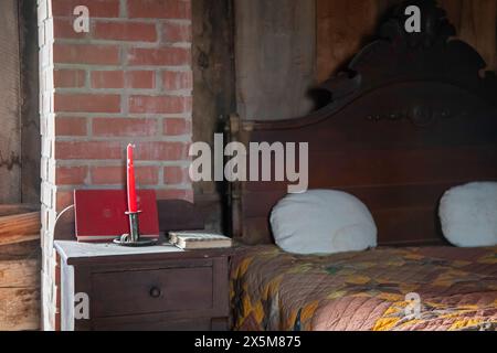 Fort Dodge, Iowa - The bedroom in the Carlson-Richey Cabin at the Fort Museum and Frontier Village. Operated by the Fort Dodge Historical Foundation, Stock Photo