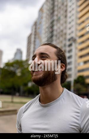 Brazil, Sao Paulo, Smiling athletic man in city Stock Photo