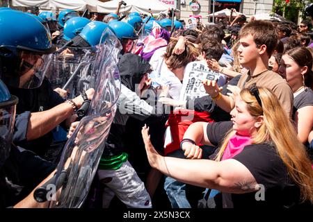 Rome, Italy. 10th May, 2024. 'My body my choice', junior and university students protest in Rome against the 'antiabortion and antifeminism policy of the government'. Protesters, trying to reach the venue of the birth rate conference, are blocked by the police. (Credit Image: © Marco Di Gianvito/ZUMA Press Wire) EDITORIAL USAGE ONLY! Not for Commercial USAGE! Credit: ZUMA Press, Inc./Alamy Live News Stock Photo