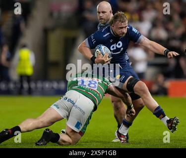 Sale Sharks Ben Bamber is tackled by Leicester Tigers Joe Heyes during the Gallagher Premiership match Sale Sharks vs Leicester Tigers at Salford Community Stadium, Eccles, United Kingdom, 10th May 2024  (Photo by Steve Flynn/News Images) Stock Photo