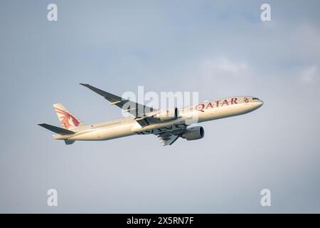 Qatar Airways Boeing 777 A7-BEE in the Blue Sky Stock Photo